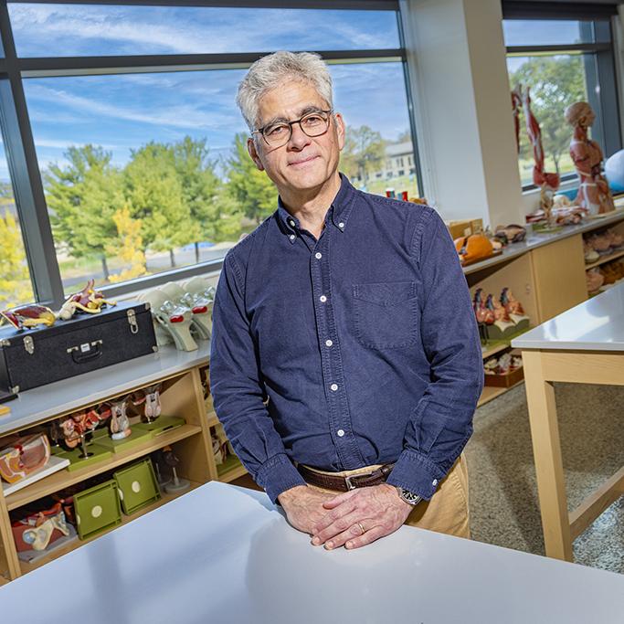 Portrait of John Hunter in a biology lab in the Alford Center at Ohio State Newark.