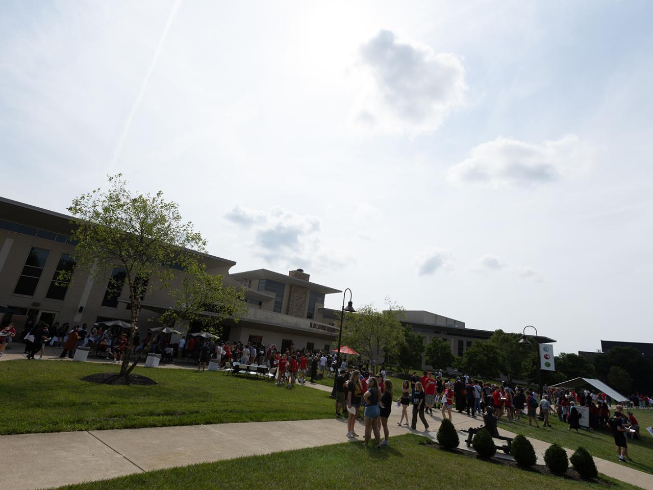 Students gather on the campus lawn outside the Warner Center for lunch following Convocation.